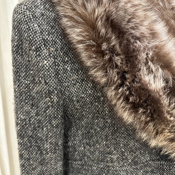 Classic Searle wool coat with fur collar. - Picture 2 of 5